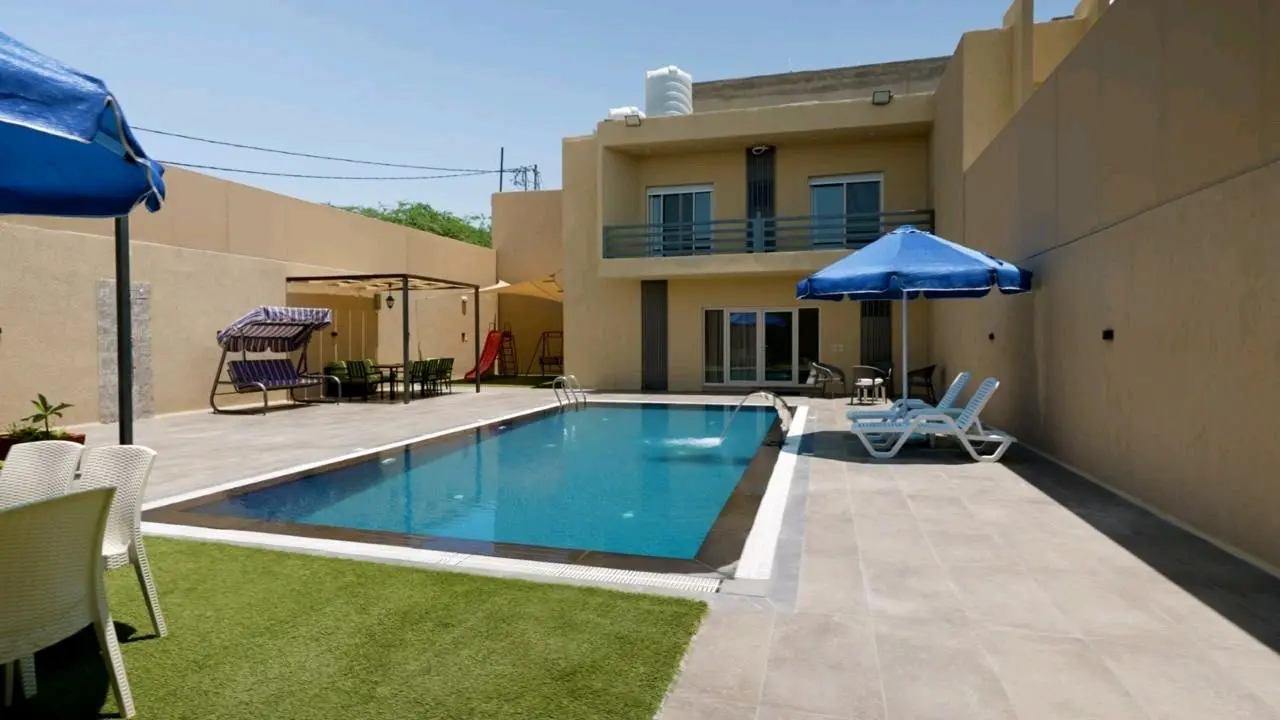 فرصة استثمارية 4 شاليهات متلاصقة للبيع جديدة