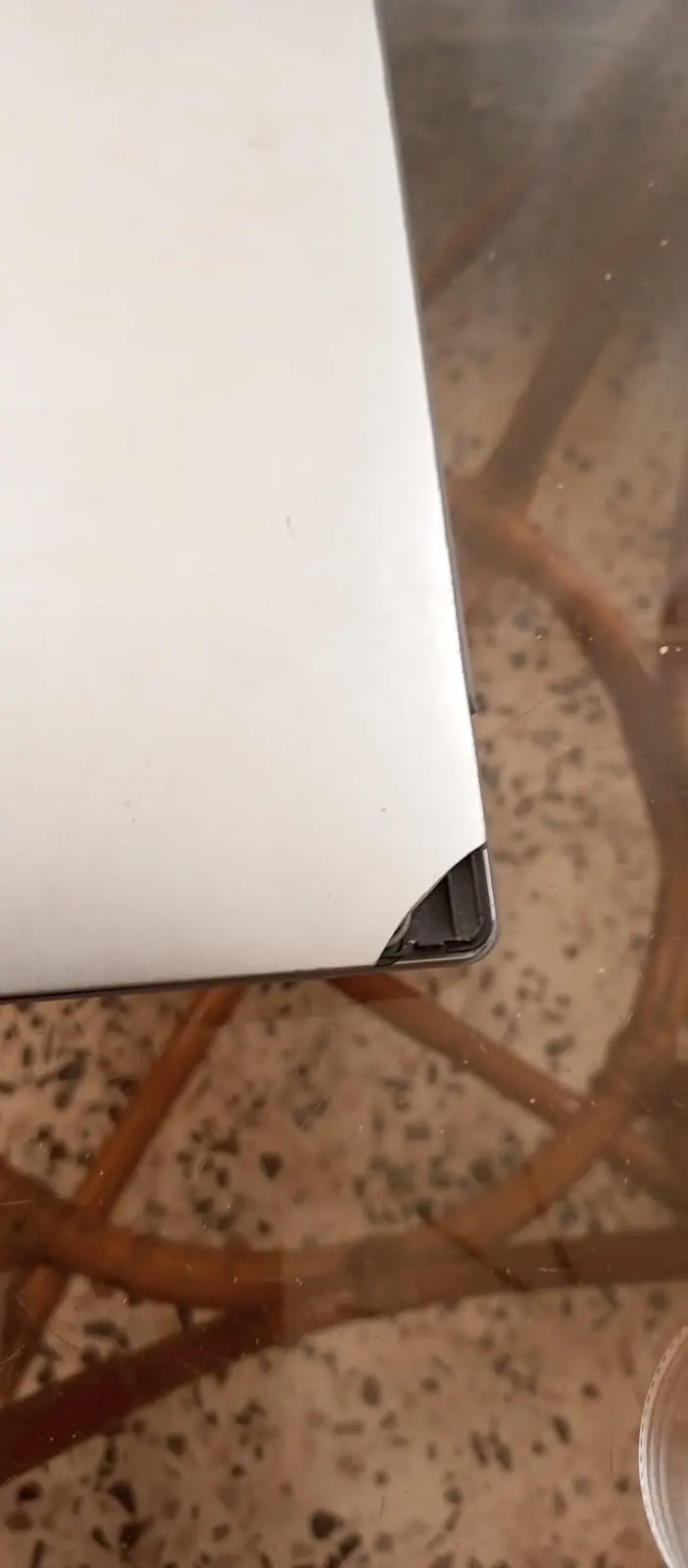 لابتوبLenovo، نظيف وشغال تمام، مواصفاته حلوة وسعره مناسب في بس الضربة الموجودة ب