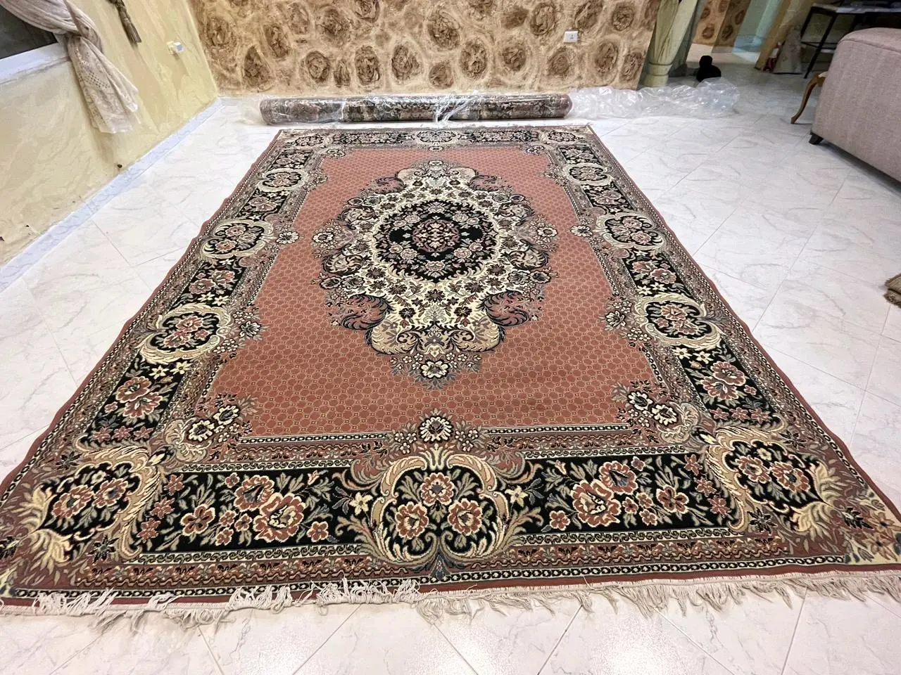 سجادة عدد 2 المقاس 3*380  ، مكنسه ، صوبة ، مكيف دفية حامي ، شفاط عدد2