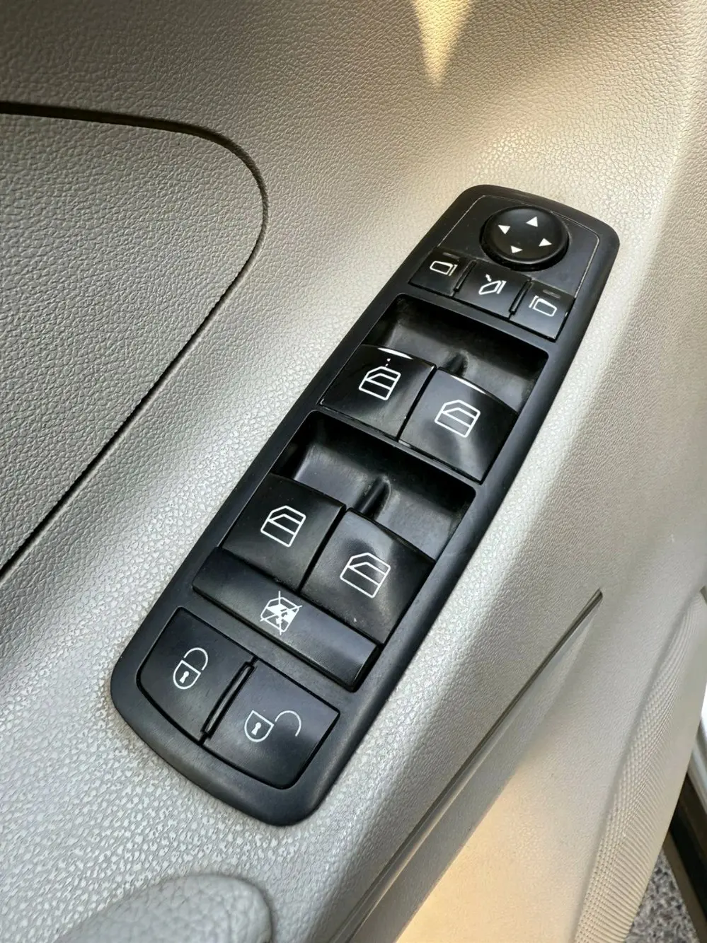 Mercedes Benz ML350مرسيدس ML350 موديل 2006 بحالة ممتازة جدًا من الداخل والخارج، س