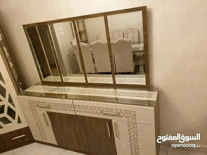 طاولة سفرة ثمانية كراسي مع دنسوار و فضية تفصيل خشب لاتيه إندونيسي بحال الوكالة