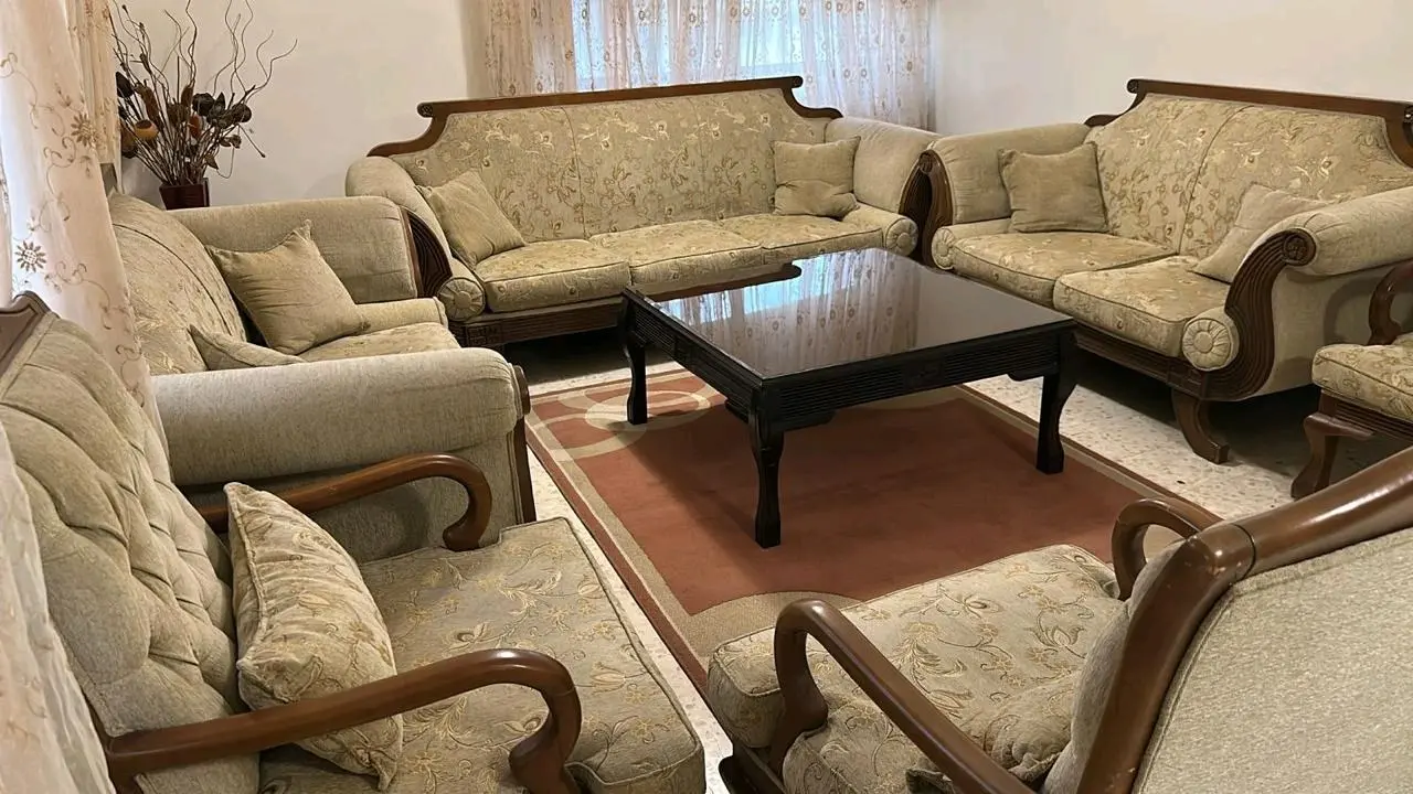 كنب كلاسيكي فاخر للبيع مع كامل مستلزماته بسعر مميز