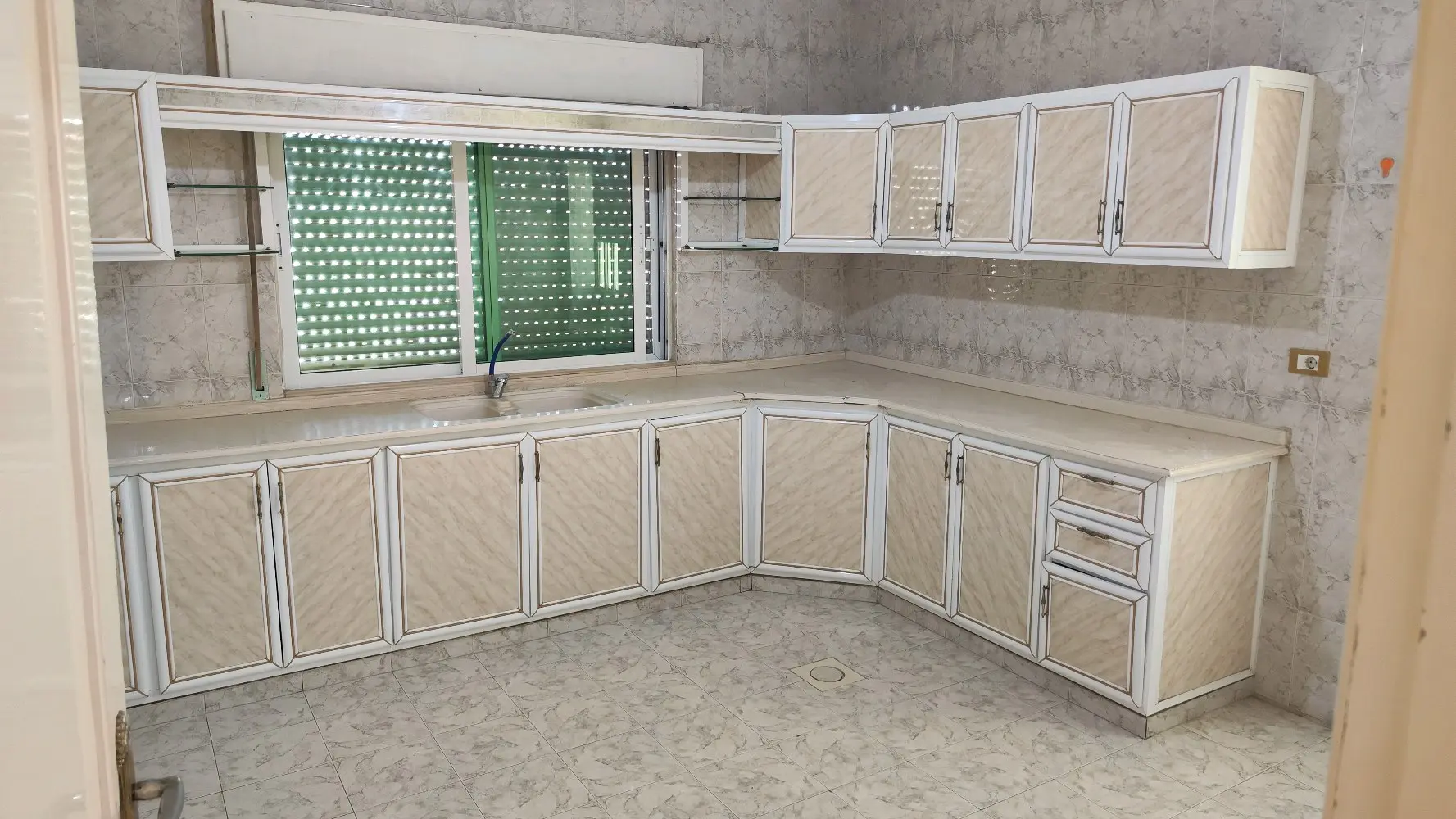 شقه سكنيه للأيجار الربعي في البتراوي خلف الاكاديميه الامريكيه