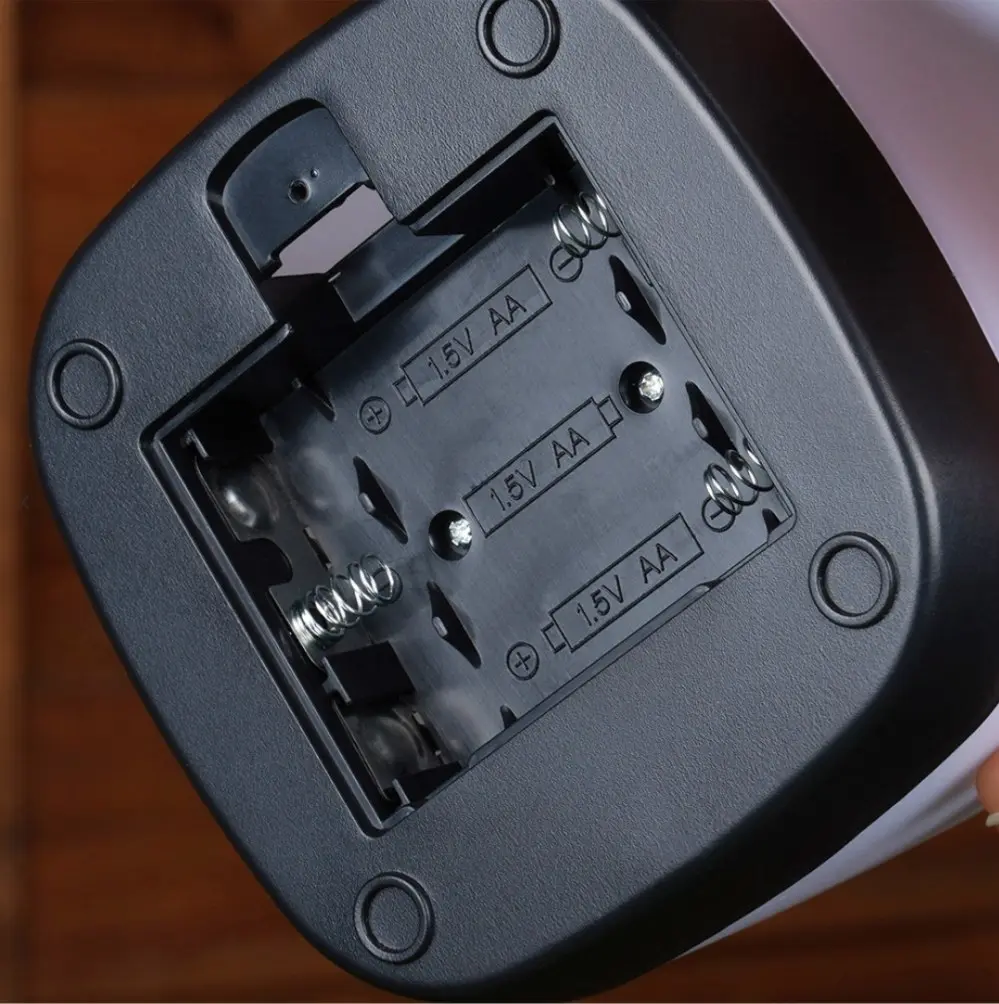 تيبل لامب  يعمل البطاريات