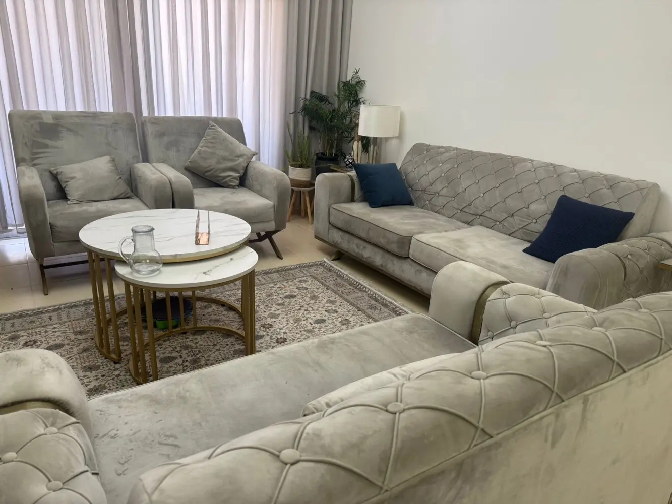 صالون للبيع