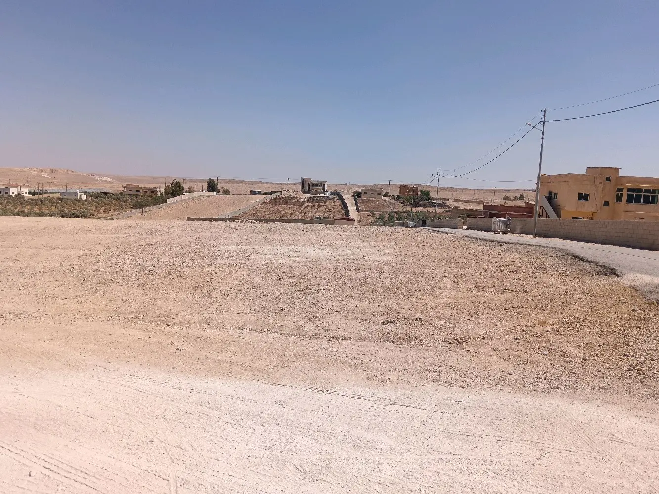 قطعتي أرض استثمارية قريبة من شارع عمان العقبة