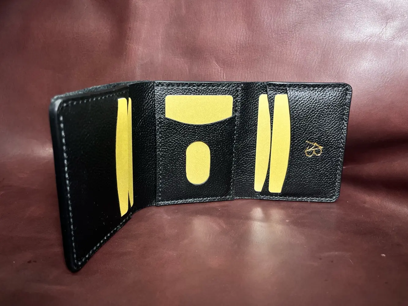 محافظ جلد طبيعي هاند ميد