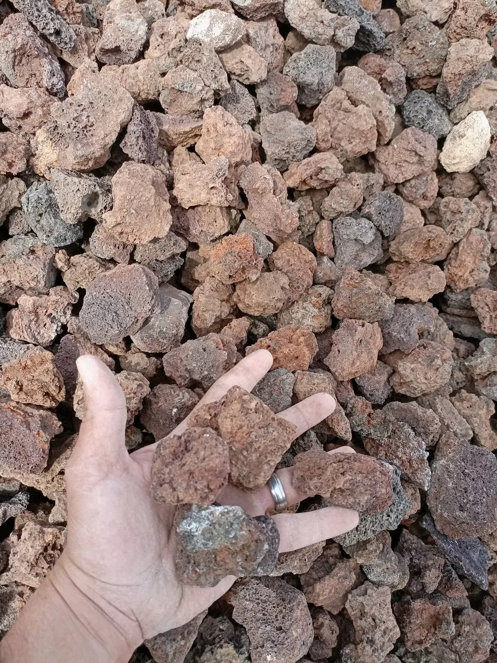 توف بركاني للحدائق و جميع اعمال الديكور بمقاسات و احجام مختلفة