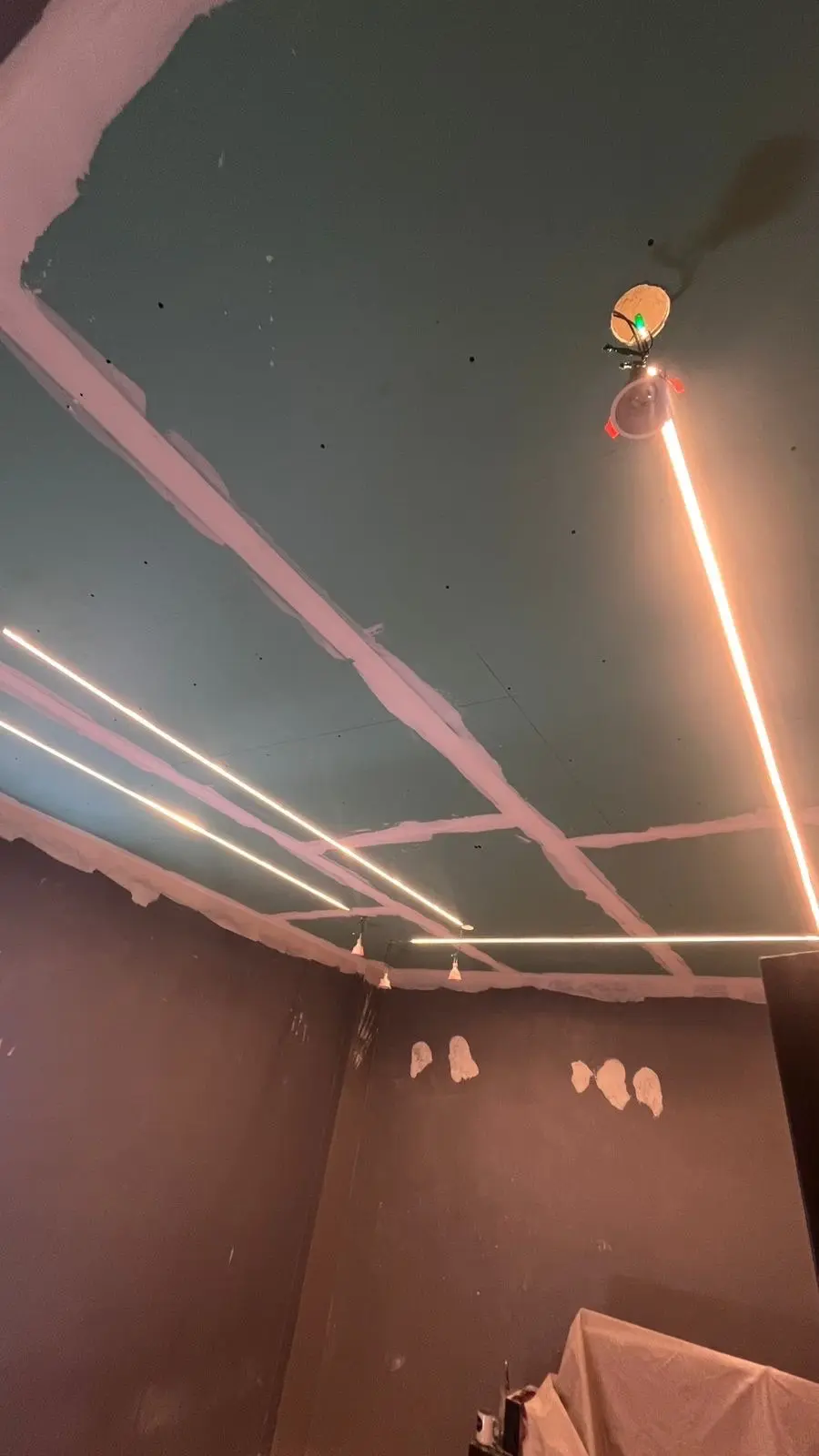 كهربجي صيانه تركيب تمديدات كمرات مراقبه صوتيات شبكات نت