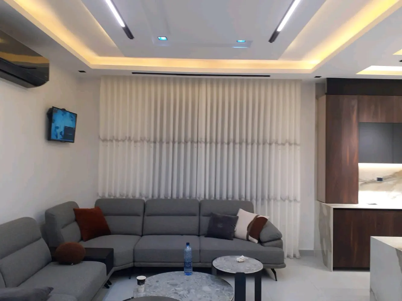 تنجيد و خياطة وتركيب جميع انواع الستائر