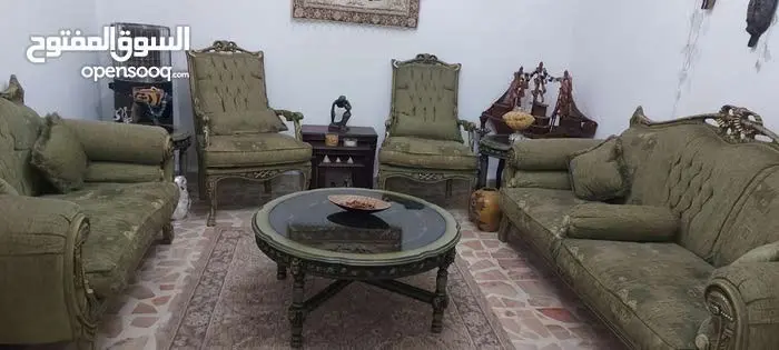 غرفة صيوف مع طقم طاولات