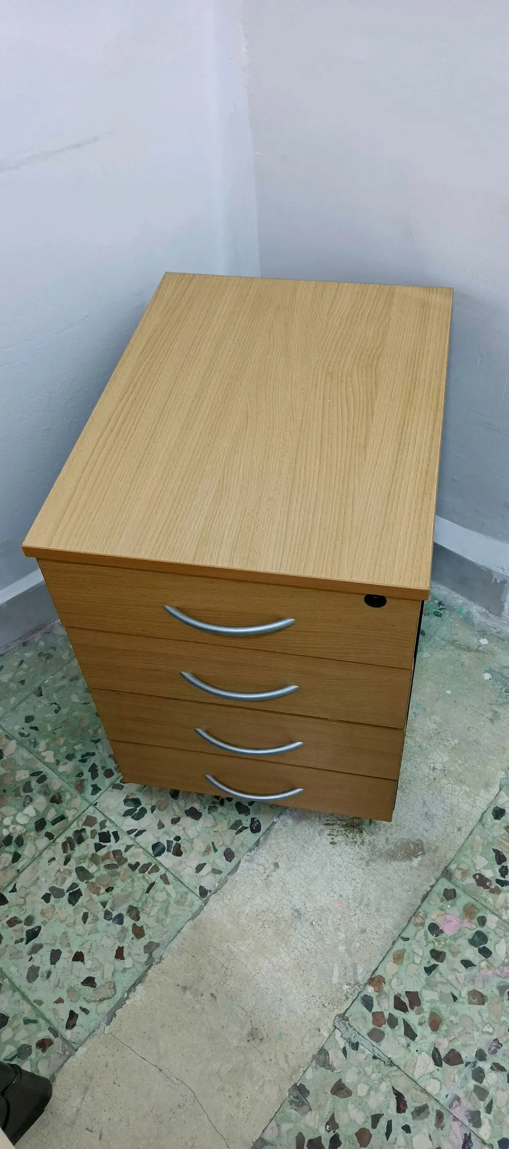 وحدة أدراج مكتبية متحركة – تنظيم ذكي وأمان لملفاتك!