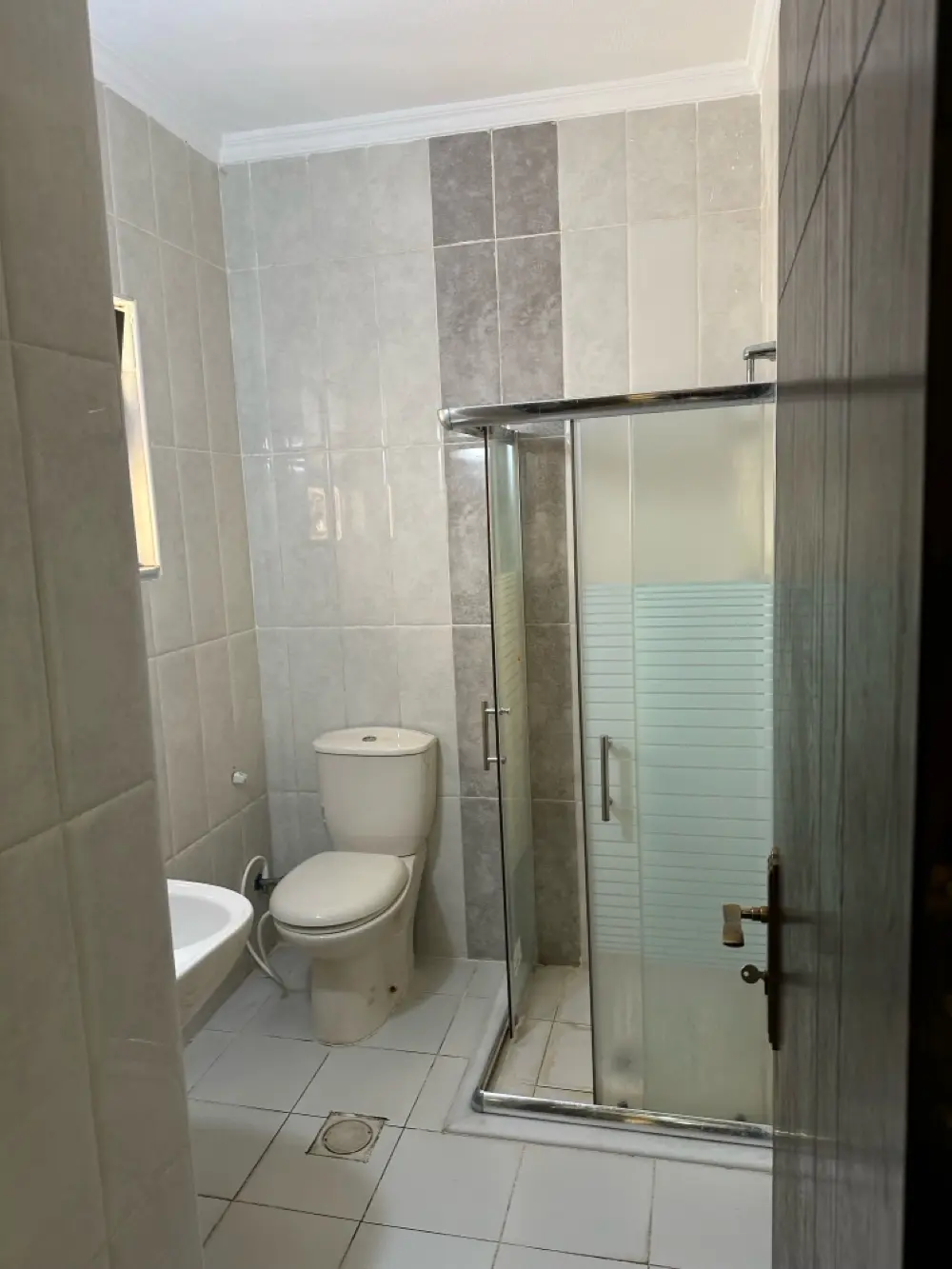 شقه مميزه للايجار قرب اسواق MK الراهبات الورديه/مساحه 165 مناسبه للطلبه الوافدين