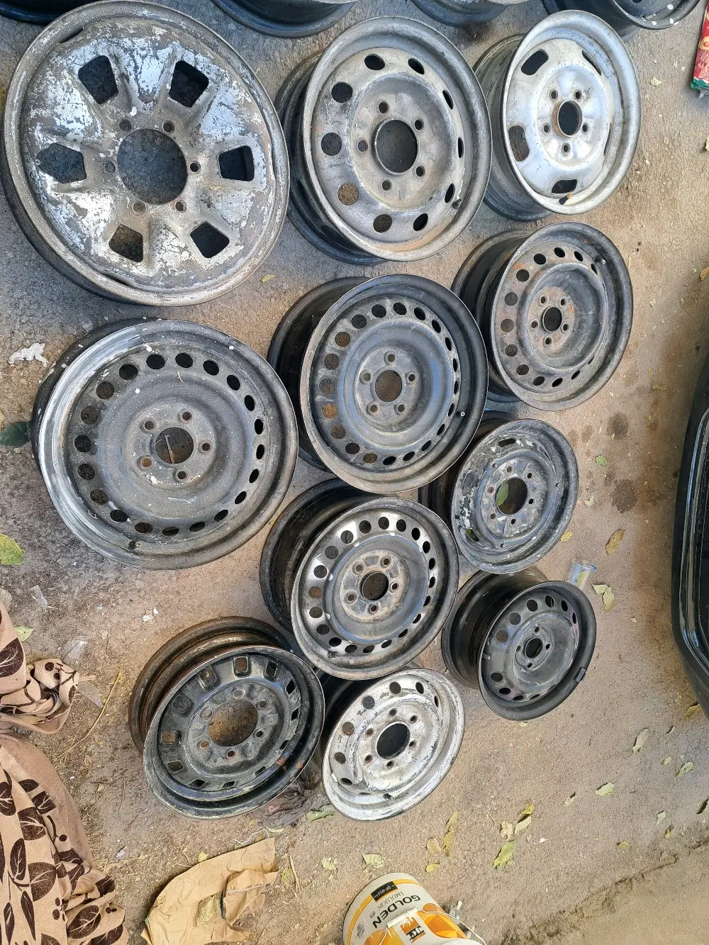 جنطات مشكلة للبيع كامل العدد ٢٣ جنط السعر 70دينار