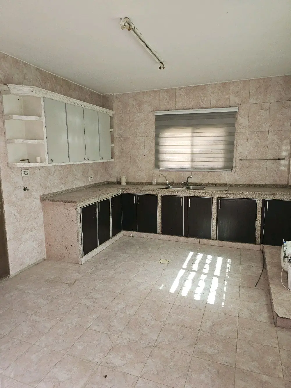 منزل مستقل منطابقين مع قطعة ارضجاهزة للبناءعلى الشارع