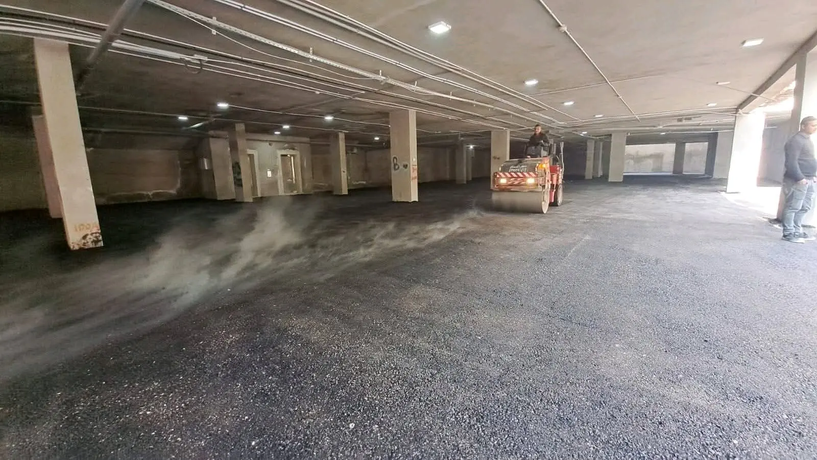 تزفيت الشوارع والساحات ومداخل البيوت وامام المحلات التجاريه والمدارس 0776155618