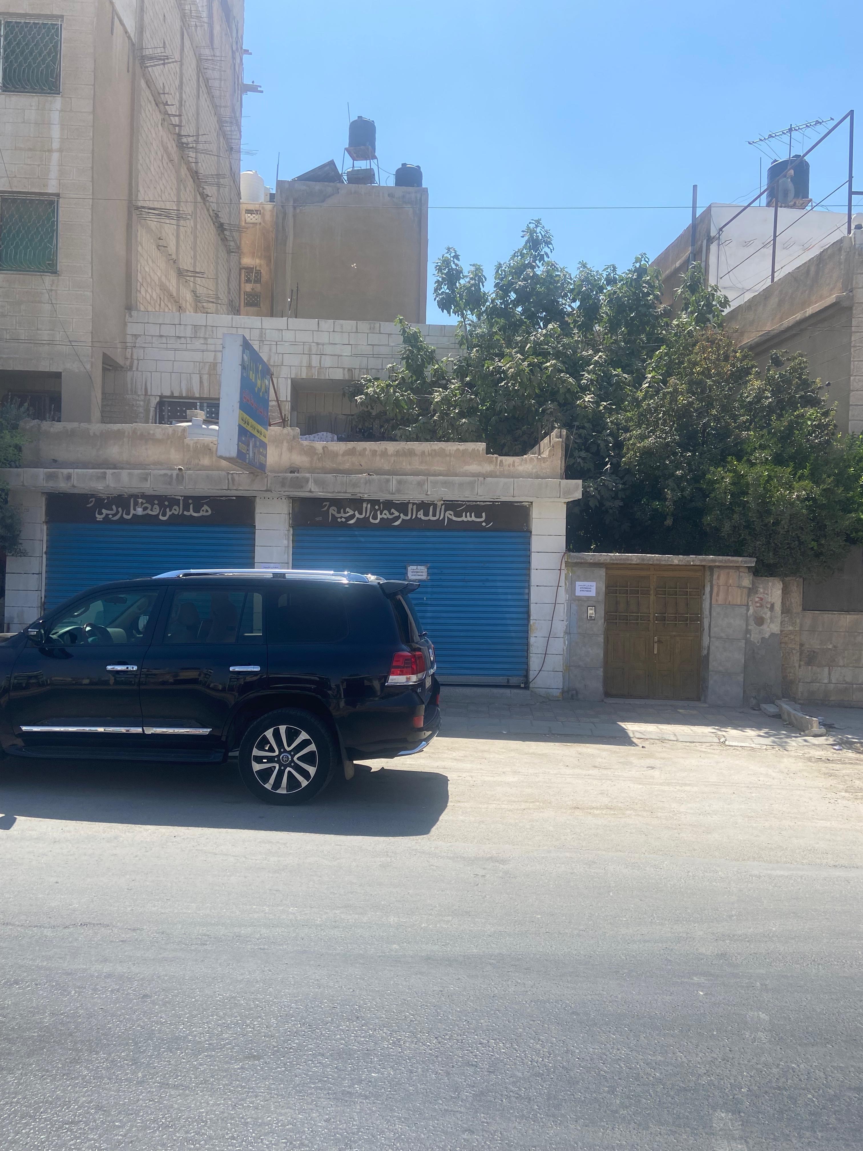 بيت مستقل مع مخازن تجارية على الشارع الرئيسي للبيع أو للاستثمار