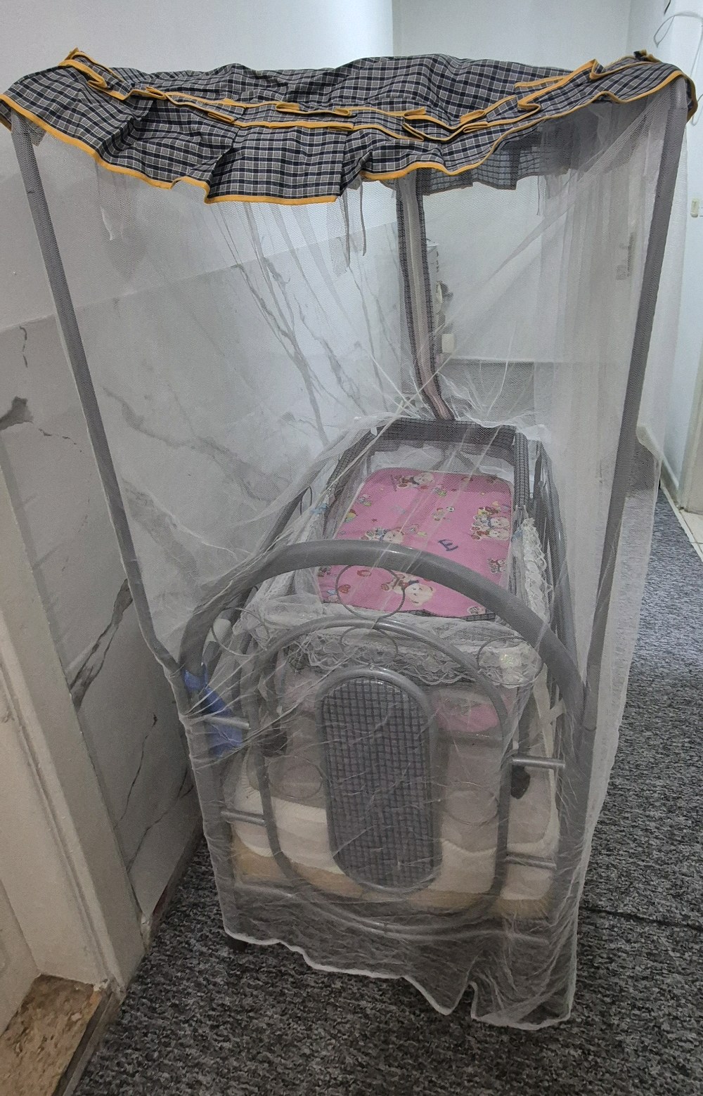 سرير اطفال حديد ٢×١  للبيع