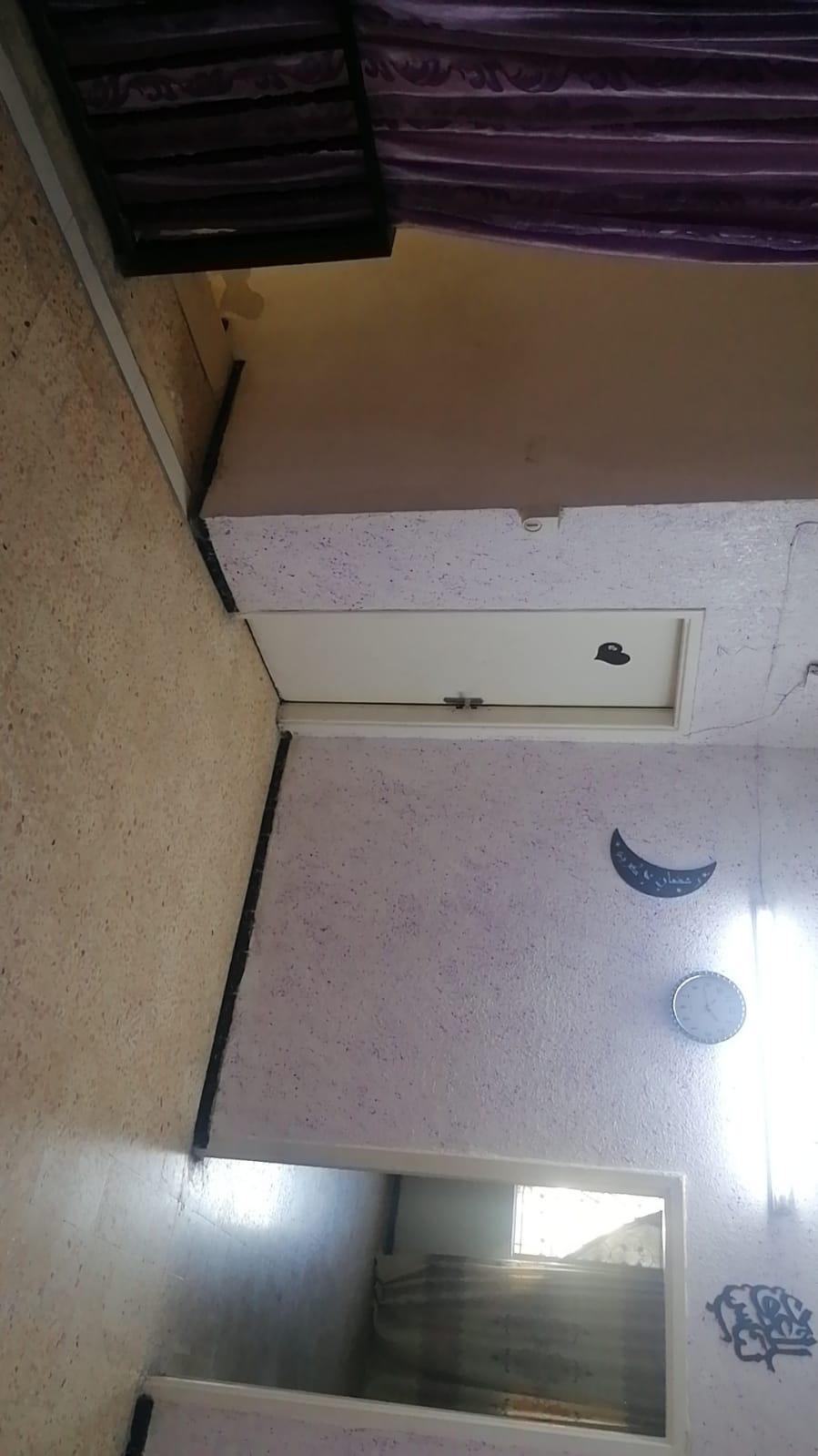 بيت مستقل مع مخازن تجارية على الشارع الرئيسي للبيع أو للاستثمار