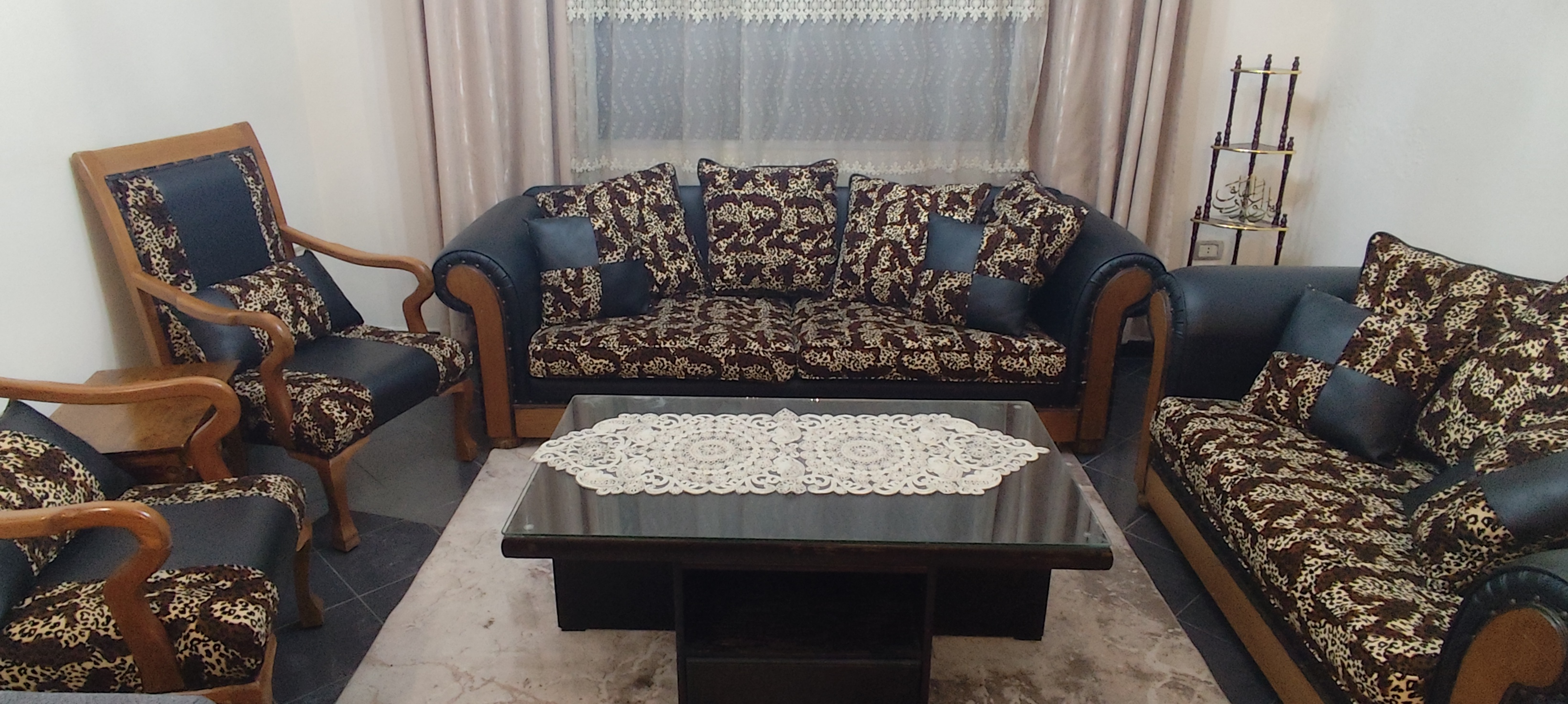 طقم كنب ، اسود جلد ، طبعة نمر ، ٧ مقاعد