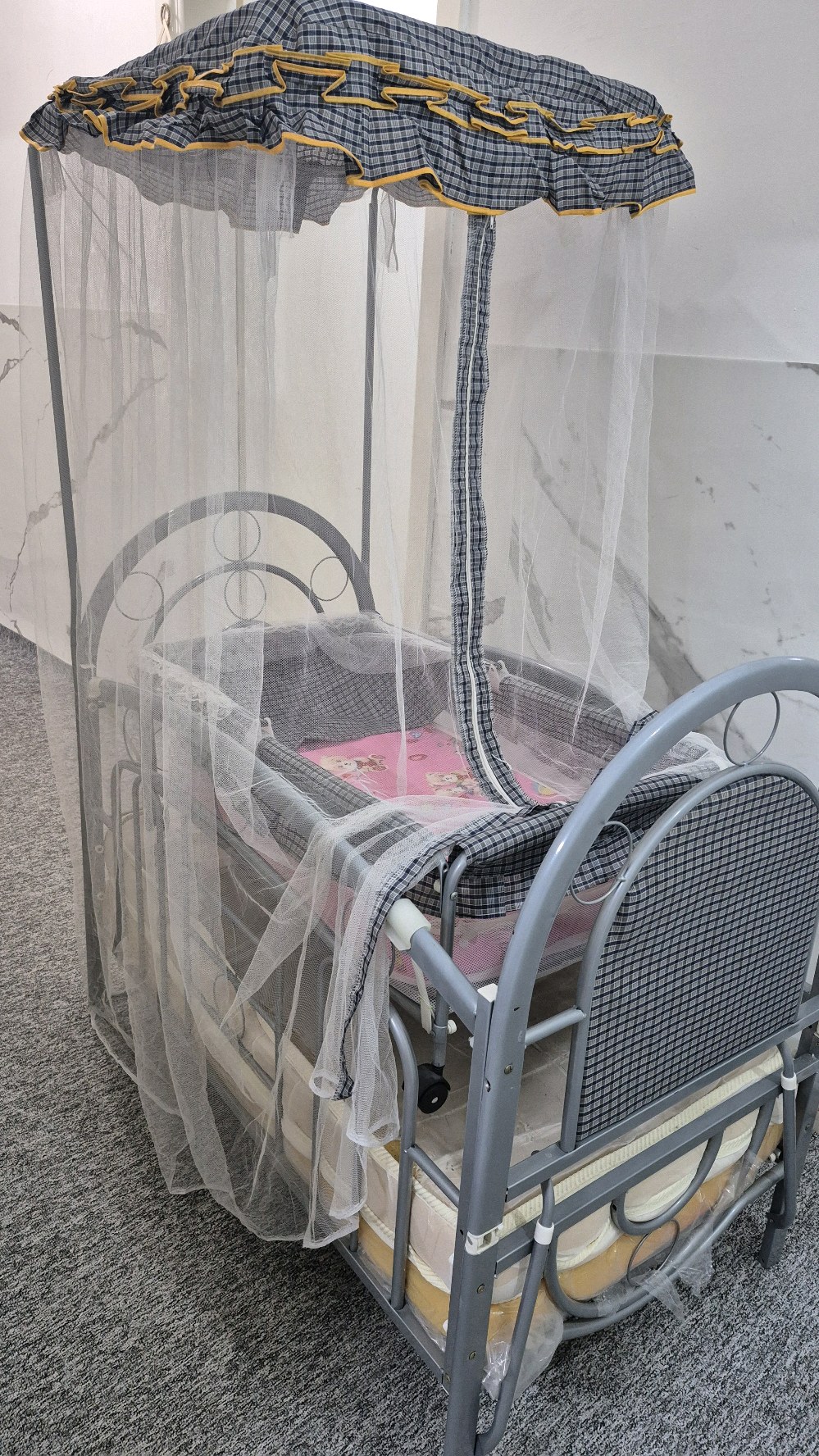 سرير اطفال حديد ٢×١  للبيع