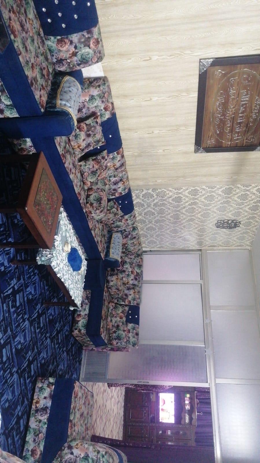 بيت مستقل مع مخازن تجارية على الشارع الرئيسي للبيع أو للاستثمار