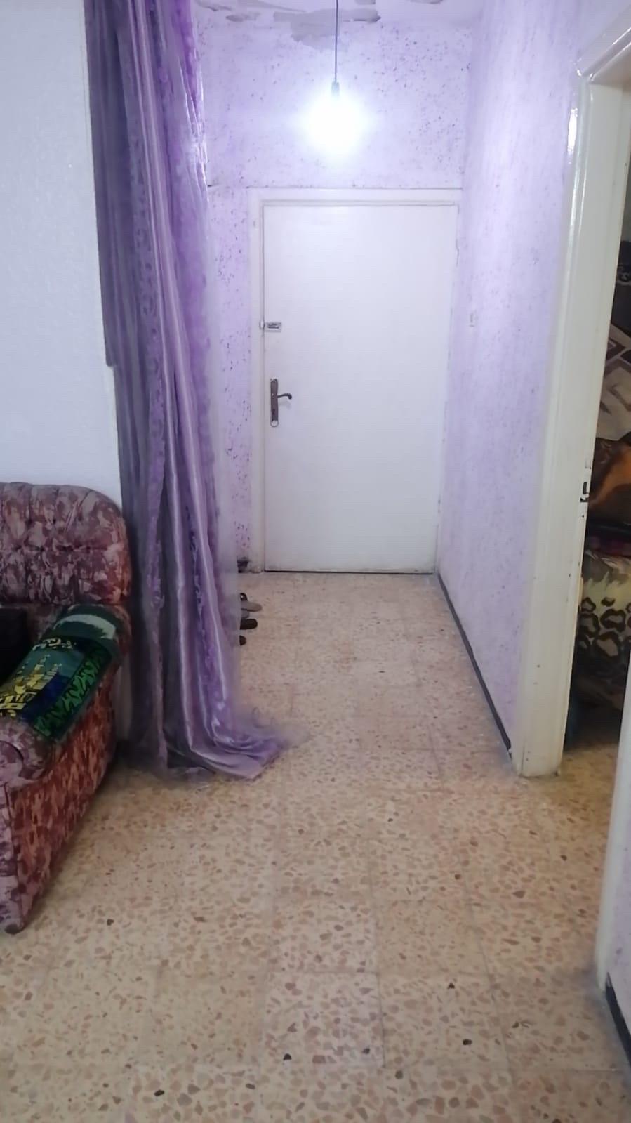 بيت مستقل مع مخازن تجارية على الشارع الرئيسي للبيع أو للاستثمار