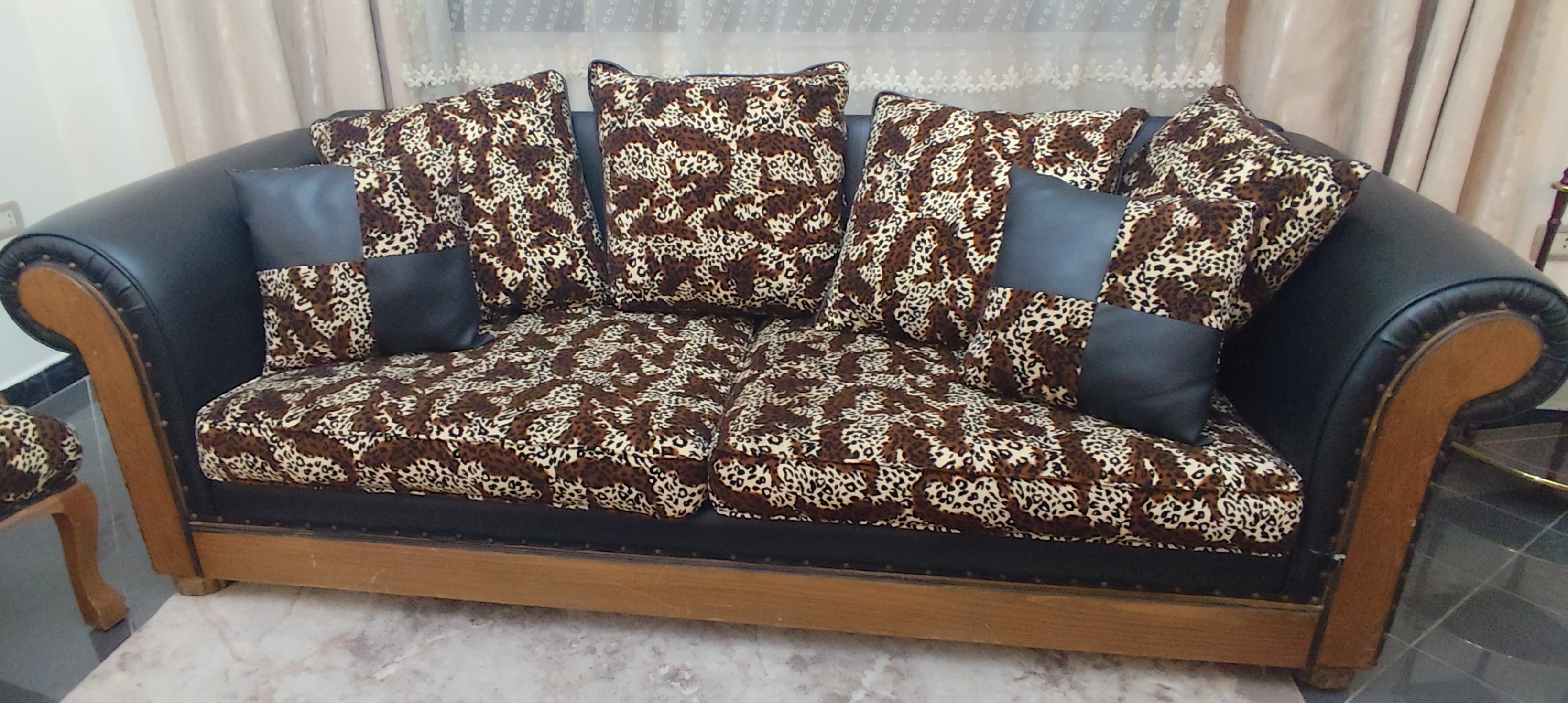 طقم كنب ، اسود جلد ، طبعة نمر ، ٧ مقاعد