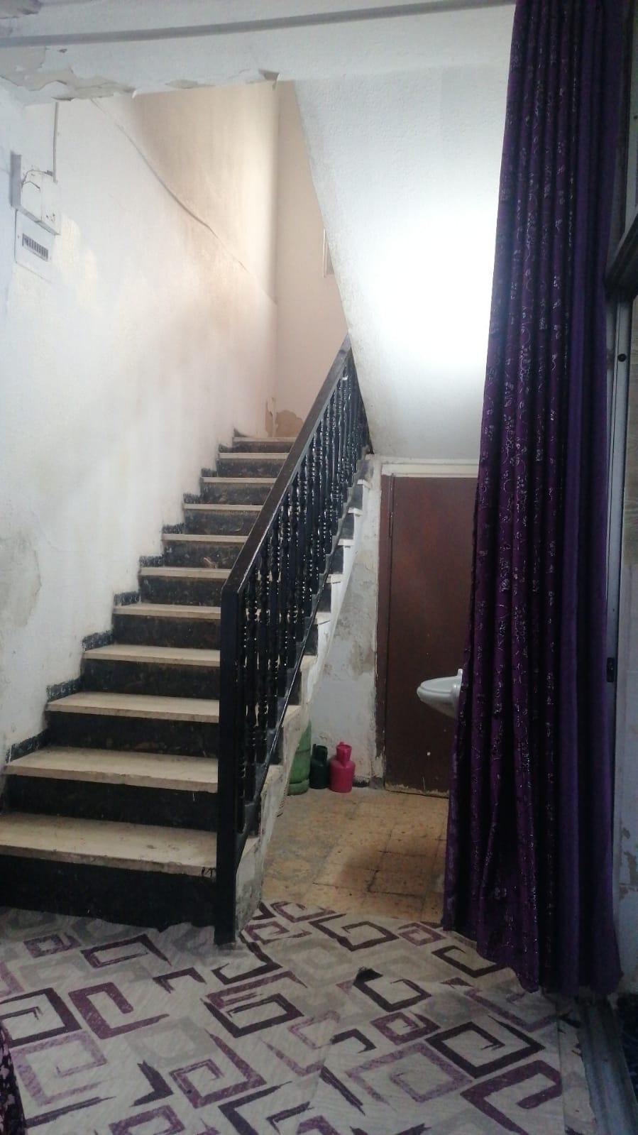 بيت مستقل مع مخازن تجارية على الشارع الرئيسي للبيع أو للاستثمار