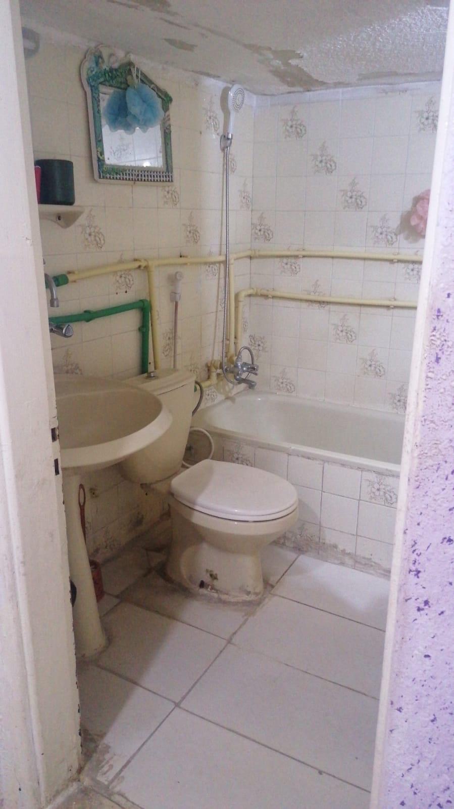 بيت مستقل مع مخازن تجارية على الشارع الرئيسي للبيع أو للاستثمار