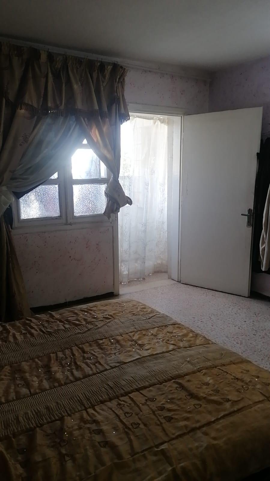 بيت مستقل مع مخازن تجارية على الشارع الرئيسي للبيع أو للاستثمار