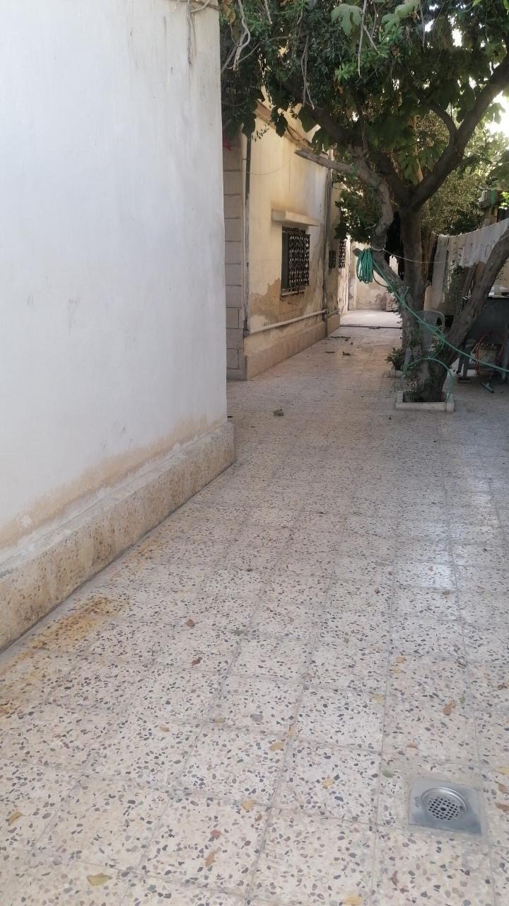 بيت مستقل مع مخازن تجارية على الشارع الرئيسي للبيع أو للاستثمار