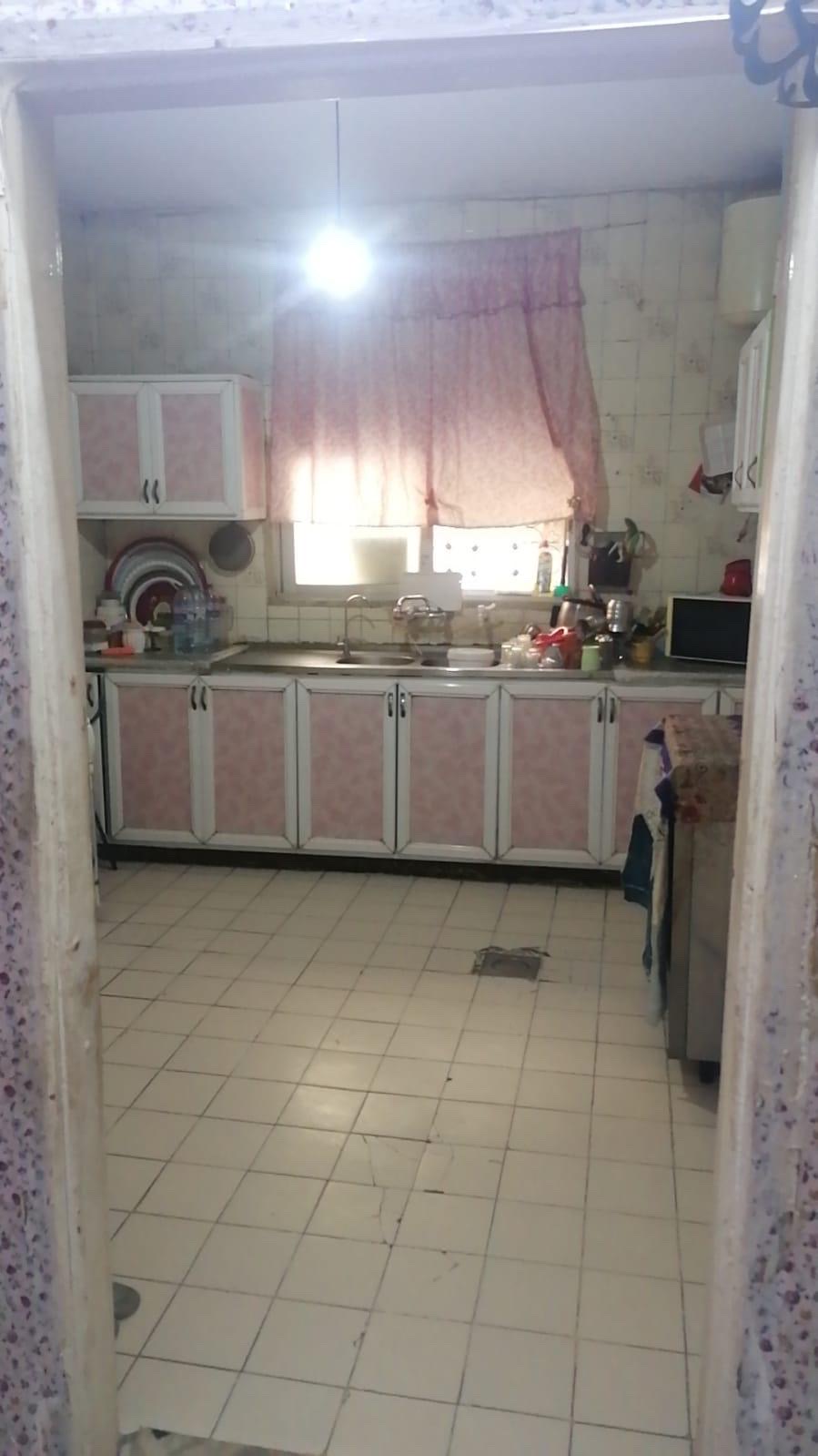 بيت مستقل مع مخازن تجارية على الشارع الرئيسي للبيع أو للاستثمار