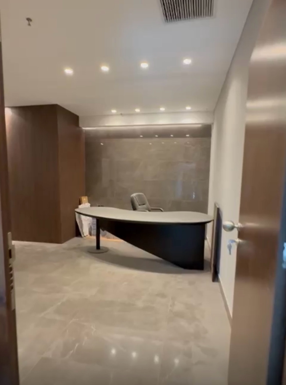 مكتب طابقي في اميز ابراج عمان الغربية