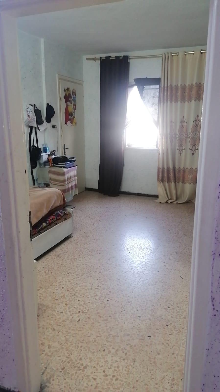 بيت مستقل مع مخازن تجارية على الشارع الرئيسي للبيع أو للاستثمار