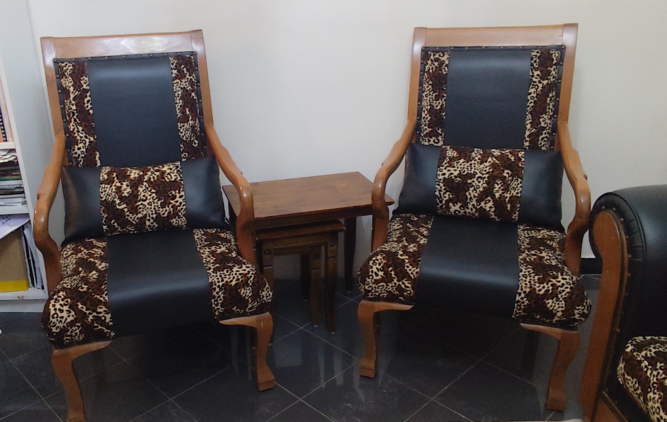 طقم كنب ، اسود جلد ، طبعة نمر ، ٧ مقاعد