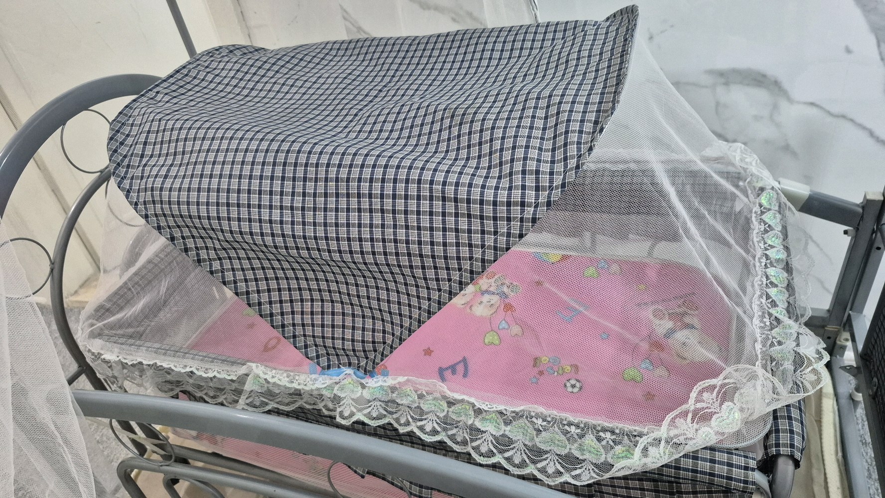 سرير اطفال حديد ٢×١  للبيع