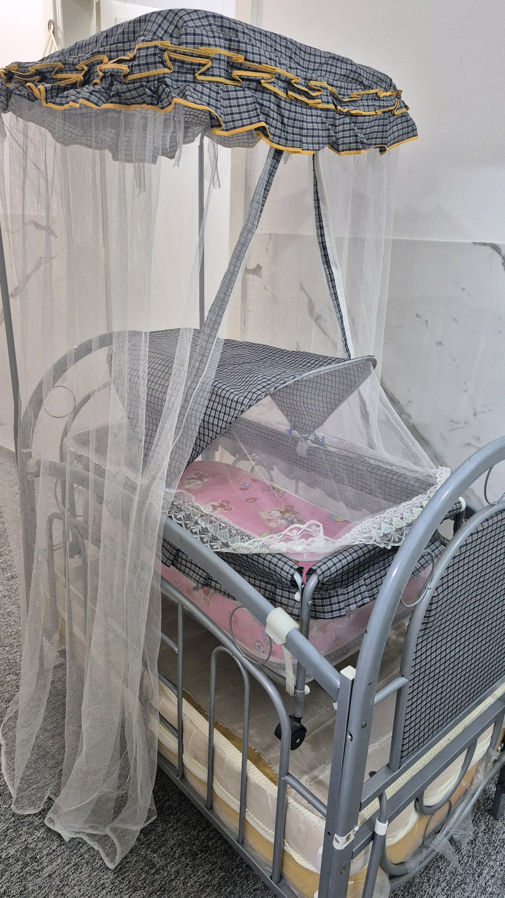 سرير اطفال حديد ٢×١  للبيع