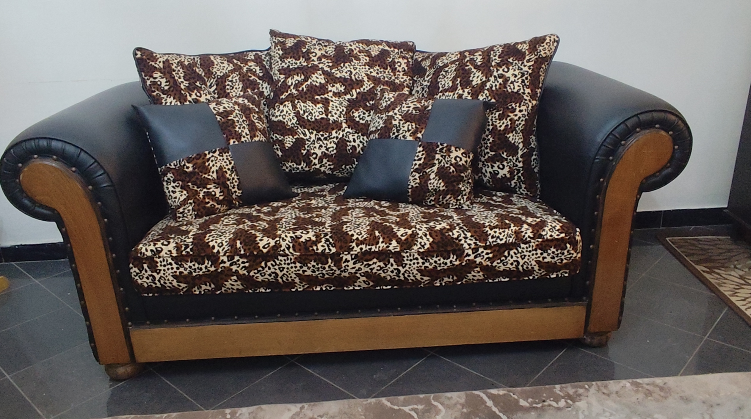 طقم كنب ، اسود جلد ، طبعة نمر ، ٧ مقاعد