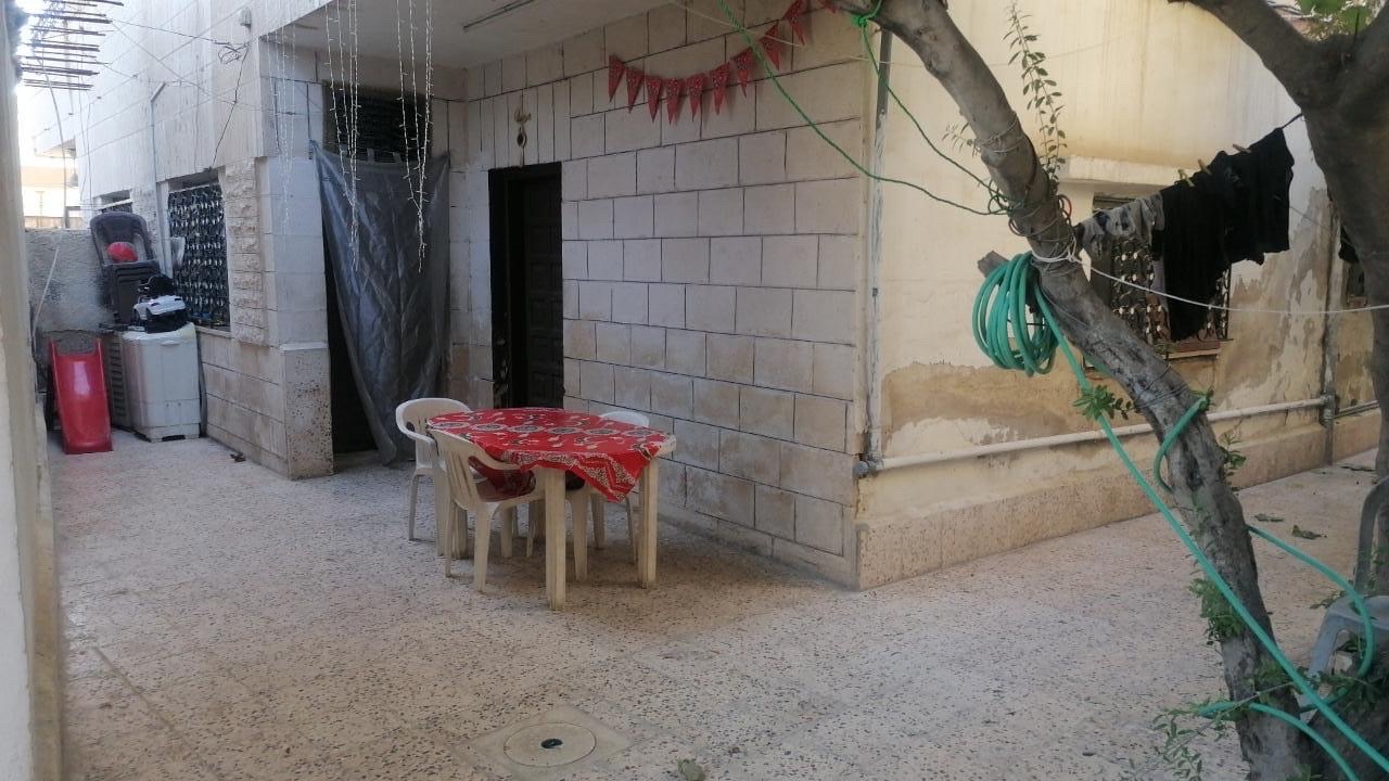 بيت مستقل مع مخازن تجارية على الشارع الرئيسي للبيع أو للاستثمار