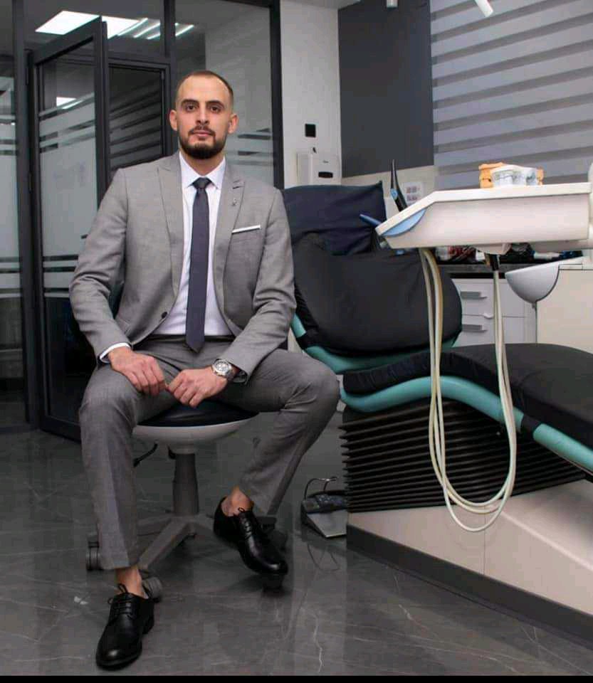 الدكتور أنس بسام بني كنانة (طبيب أسنان)