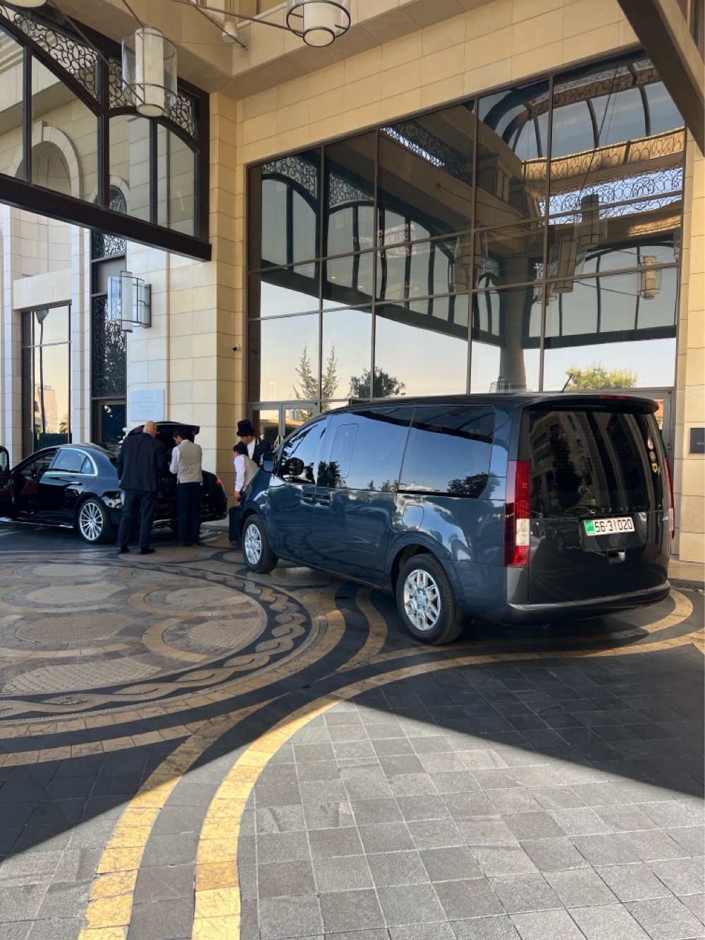 خدمه توصيل واستقبال  من المطار والمعابر. VIP